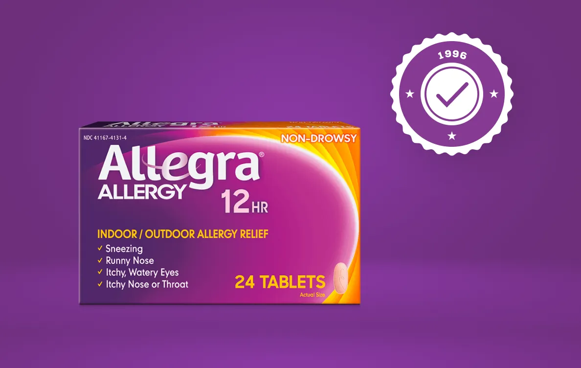 알레그라® 12 HR 제품 사진. 1996년 연도가 표시된 봉인과 체크 표시가 포함되어 있습니다.